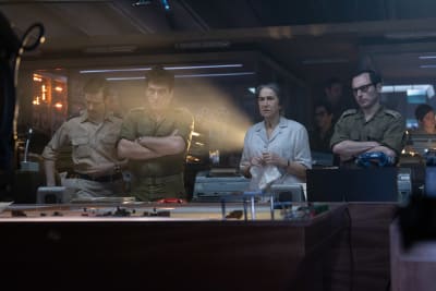 Helen Mirrens Golda Meir stående i ett kontrollrum fullt av manliga militärstrateger.