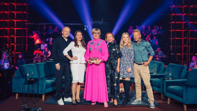 Esko Roine, Anna-Kaisa Ikonen, Katja Ståhl, Virpi Suutari, Amelie Blauberg ja Taavi Vartia poseeraavat Elämäni Biisi -ohjelman lavasteissa.