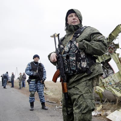 Itä-Ukrainan separatistit vartioivat alasammutun matkustajakoneen onnettomuuspaikalla lähellä Donetskia 11. marraskuuta.