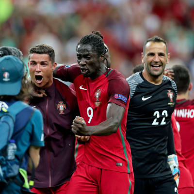 Portugalin Cristiano Ronaldo ja Eder juhlivat Euroopan-mestaruutta.