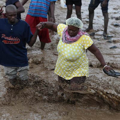 Haitissa hurrikaani Matthew aiheutti voimakkaita tulvia ja ainakin 21 ihmisen kuoleman. Tulvavedet ovat rikkoneet teitä ja katujen ylittäminen on vaikeaa. Kuva Grand Goavesta, Haitista 05. lokakuuta 2016. 