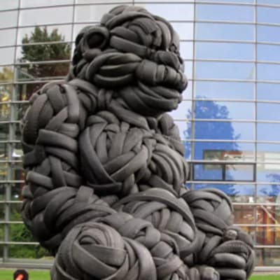 Villu Janisoos gorillaskulptur av bildäck. 