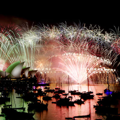 Uudenvuoden ilotulitus Sydneyssä oopperatalon ja Harbour Bridge -sillan läheisyydessä 1. tammikuuta 2015.