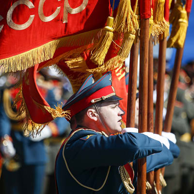 sotilas kantaa lippua paraatissa