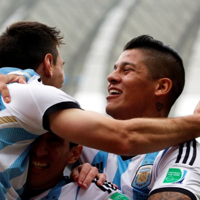 Argentiinan Marcos Rojo onnittelee Lionel Messiä maalista.