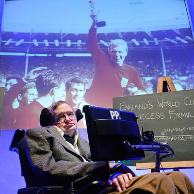 Fyysikko Stephen Hawking julkistamassa ennustuksensa Englannin tulevasta MM-menestyksestä.