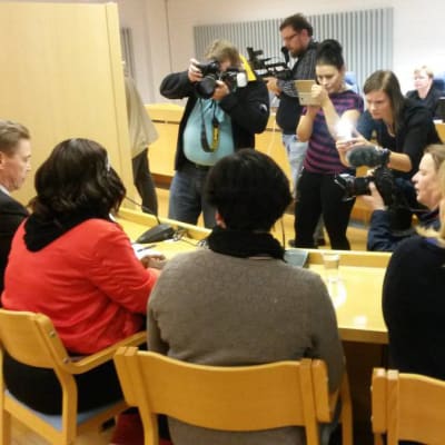 Uleåborgs tingsrätt inleder en rättegång där en man misstänks för sexuellt utnyttjande av sin dotter