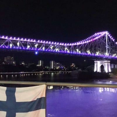 Bro i Brisbane fick blåvita färger