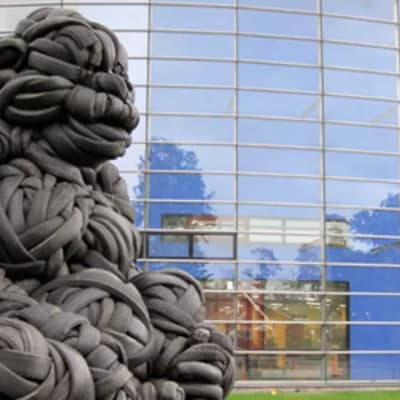 Villu Janisoos gorillaskulptur av bildäck. 