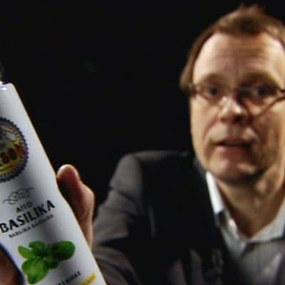 Toimittaja Heikki Ali-Hokka pitää kädessään basilikasuihketta.