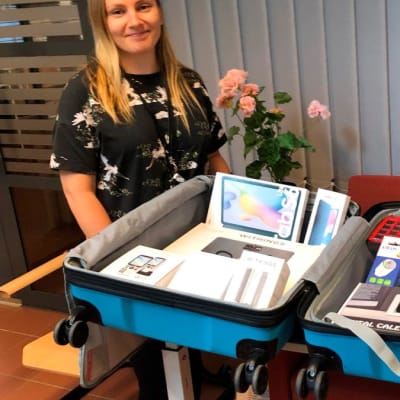 Kotitorin palveluohjaaja Pinja Juvonen esittelee edessään olevan laitelaukun sisältöä.