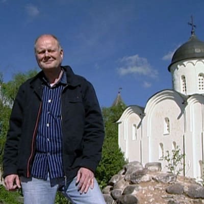 Arvo Tuominen seisoo kirkon edessä ohjelmassa Laatokan ympäri (2007)