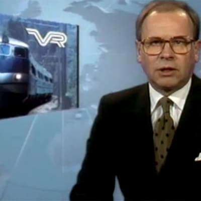 Kari Toivonen juontaa uutisjuttua Pendolino-junien tilauspäätöksestä helmikuussa 1992.