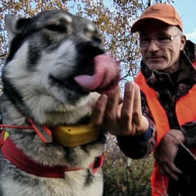 Metsästäjä ja koira, ohjelmasta Erätulilla (2010)