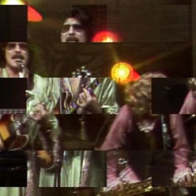 Peruukkeihin ja värikkäisiin asuihin sonnustettu yhtye esiintyy Tasavallassa tapahtuu -ohjelmassa 1976.