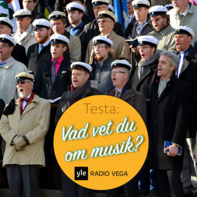 Studentkören Brahe djäknar sjunger in våren på vårdberget i Åbo.