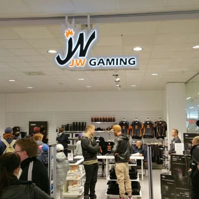 Jesper "jw" Wecksell kauppansa avajaisissa