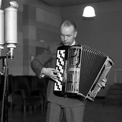 Viljo Vesterinen soittaa harmonikkaa Yleisradion studiossa.