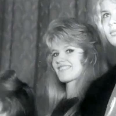 Suomen Brigitte Bardot -kilpailun osanottajia, keskellä voittaja Anita Rindell .