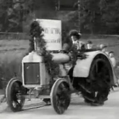 Koristeltu traktori traktorikulkueessa Kokkolasta Helsinkiin 1925.