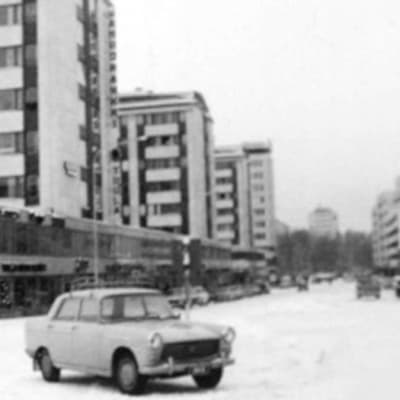Auto Oulun hallituskadun keskellä olevalla parkkipaikalla vuonna 1965