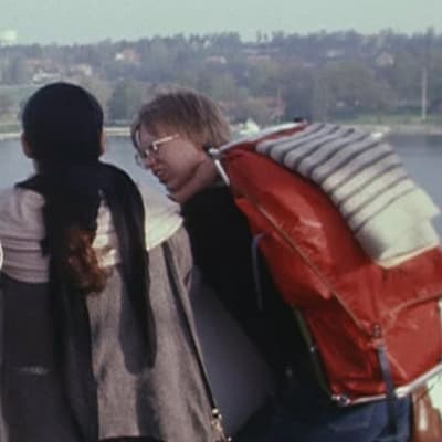 Kolme nuorta laivan kannella, kahdella rinkat selässä, ohjelmasta ANNA PALAA 17 (1984)
