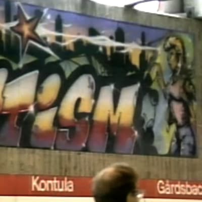 Graffitimaalaus Kontulan metroasemalla, kuvakaappaus TV-uutisista 1988.