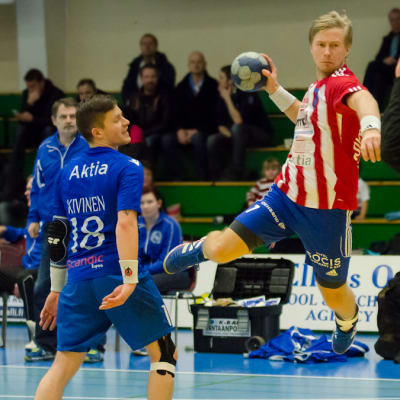 BK:s Robin Karlsson skjuter ett av sina mål på Atlasmålvakten Tuomas Laitinen.