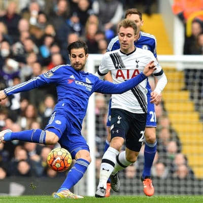 Chelsean Cesc Fabregas ja Tottenhamin Christian Eriksen kamppailevat pallosta.