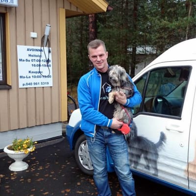 Lemmikkihoitola Vierashuoneen omistaja Simo Tolonen kertoo, että koirahoitolaan tulee asiakkaaksi monenlaista hännänheiluttajaa.