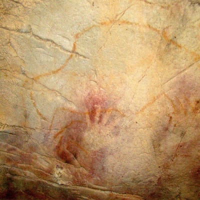 Pohjois-Espanjassa El Castillon luolassa oleva luolamaalaus, jonka vanhimmat osat ovat tutkijoiden mukaan maalattu jopa 40 000 vuotta sitten.