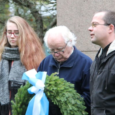 Laura Rajala, Pertti Vuori ja Sami Kolehmainen laskevat seppeleen.