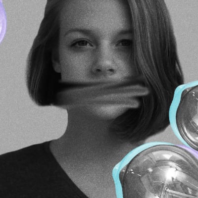 Nainen mustavalkoisessa kuvassa, kuvassa suu sutattu