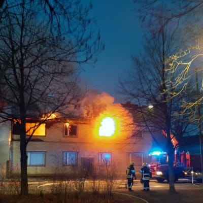 Vanha rakennus tulessa Porvoon keskustassa.