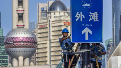 Övervakningskameror installerades på den berömda Bund-gatan i Shanghai i augusti 2020. 
