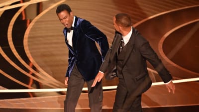 Will Smith slår till Chris Rock på Oscarsgalan 2022. 