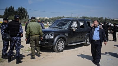Tre fordon i premiärminister Rami Hamdallahs konvoj träffades av kulor och bombsplitter, men ingen person dödades eller skadades