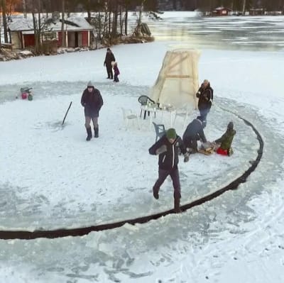 Människor står på en roterande cirkel i isen.