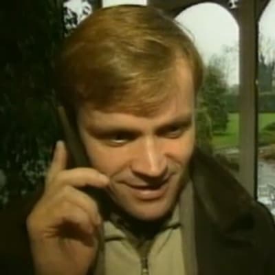 Tommi Mäkinen saa puhelimitse tiedon maailmanmestaruudestaan 1998.