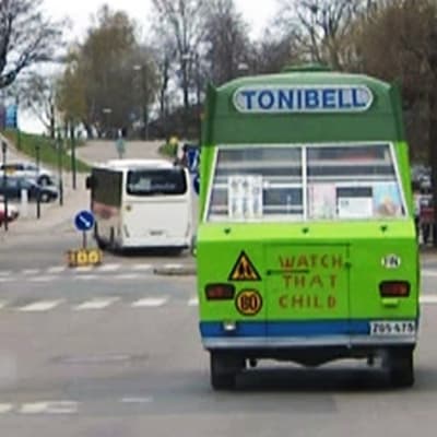 Tonibell-auto ajaa Helsingissä.