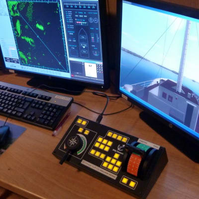 Merenkulun opetus on modernisoitunut ja opettaja hyödyntää tietokonetta ja dokumenttikameraa. Alinna kuvassa on laivan ohjausjärjestelmä.