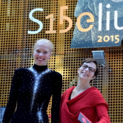 Silja Ahonen ja Juulia Tapola nauravat Sibelius-kyltin edessä