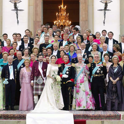 Euroopan kuninkaalliset poseeravat yhteiskuvassa Kruununprinssi Frederikin ja Mary Donaldsonin hääjuhlissa Kööpenhaminassa. 