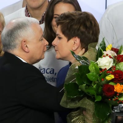 Laki ja oikeus -puolueen puheenjohtaja Jarosław Kaczyński antaa onnittelusuudelman Beata Szydłoalle.