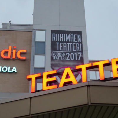 Riihimäen teatteri ja Scandic-hotellin neonvalomainokset teatterihotellin seinässä