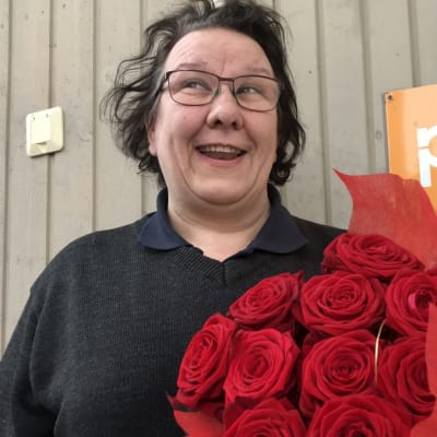 Kaija Nylund ja naistenpäivän ruusukimppu