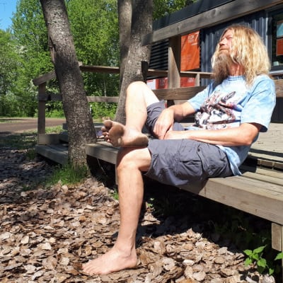 Roi Ronkainen esittelee jalkapohjiaan