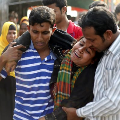 Släktingar försöker trösta en kvinna efter en färjolycka på Padmafloden norr om Bangladesh huvudstad Dhaka.