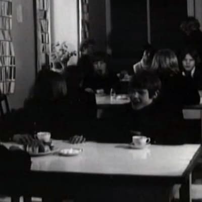 Barn i en matsal