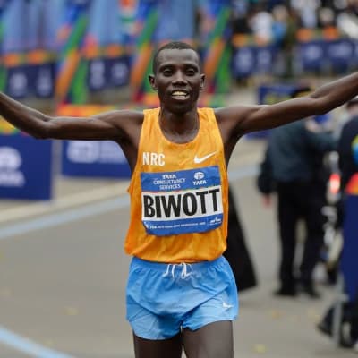 Stanley Biwott juhlii New Yorkin maratonin voittoa.